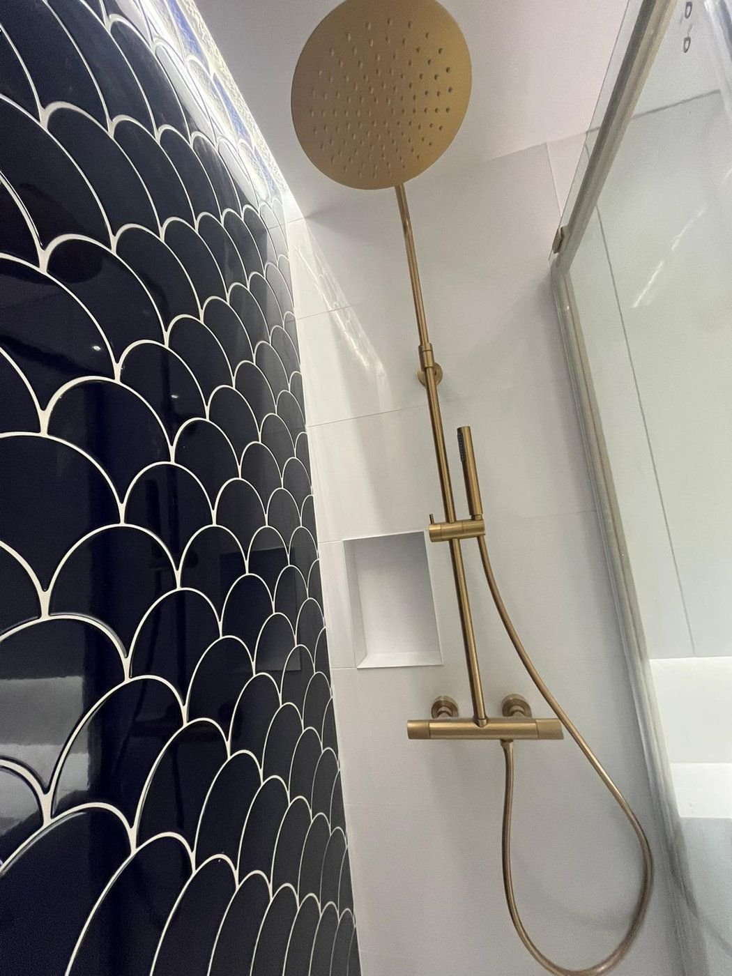 Douche carrelée en écailles, robinetterie laiton